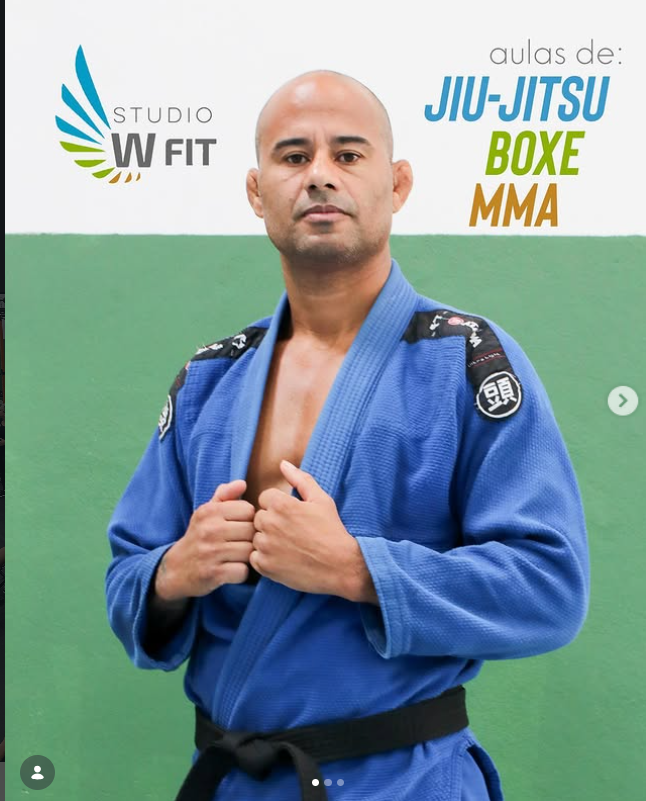 Sensei Rafael, faixa preta, com kimono, responsável pelas aulas de Jiu-Jitsu, Boxe e MMA